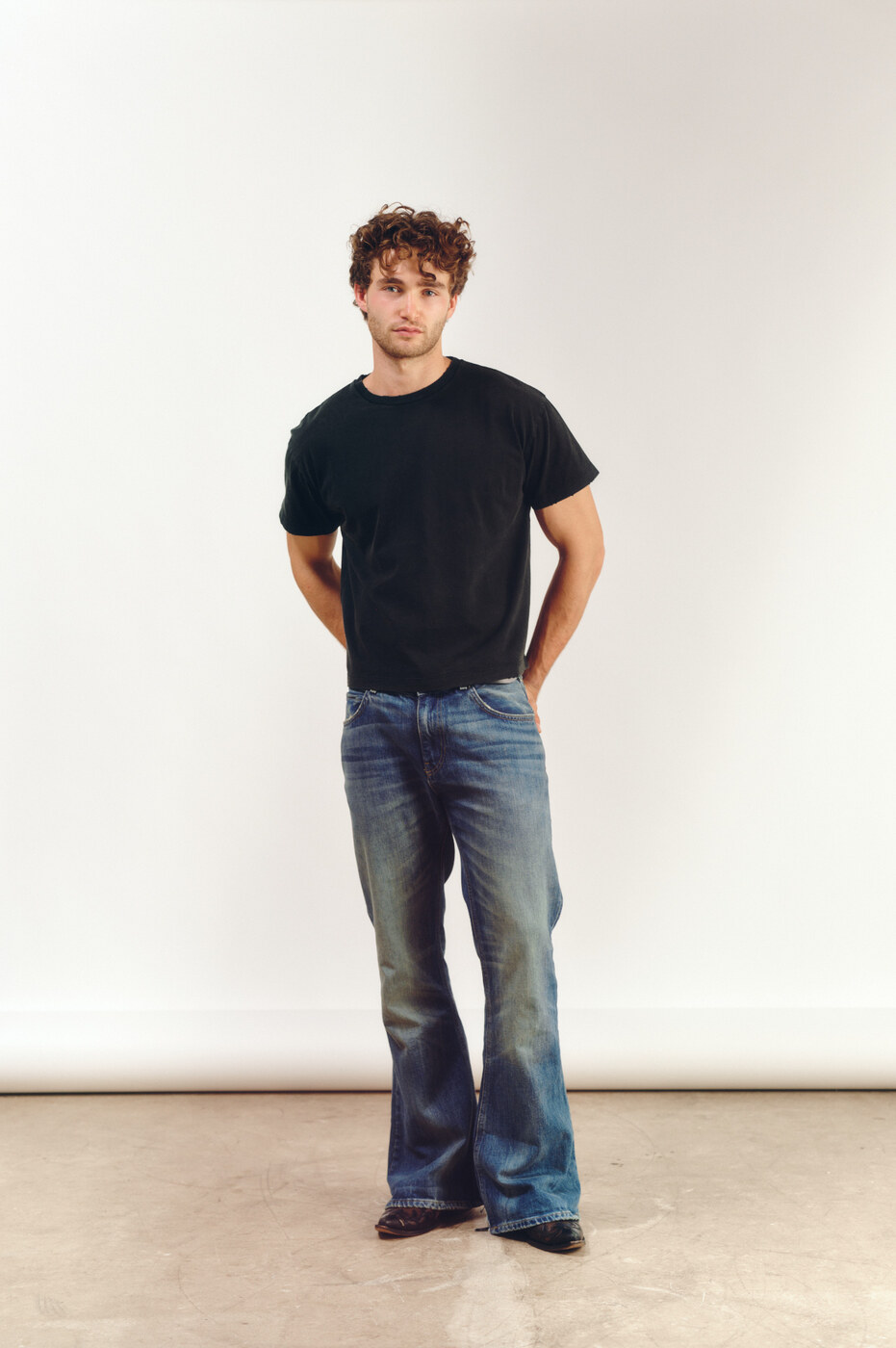 Pascal Sander digitals with beard, black t-shirt and jeans, front