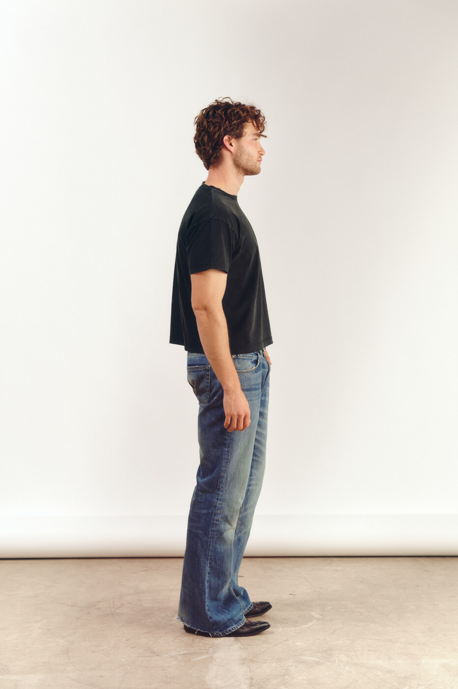 Pascal Sander digitals with beard, black t-shirt and jeans, side