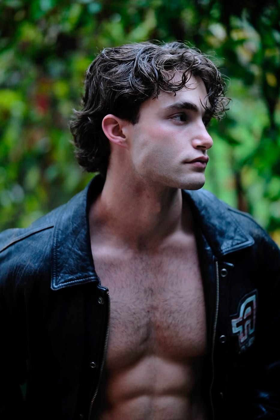 Pascal Sander in an open green jacket against greenery