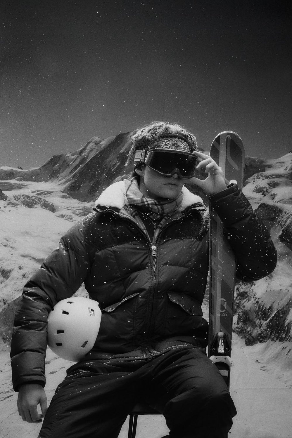 Pascal Sander in ski goggles on a snowy slope, black and white