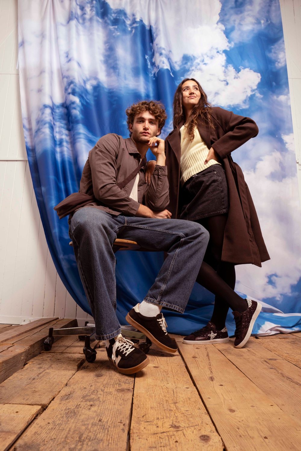 Pascal Sander und ein Model vor einem Himmelshintergrund, Botty-Herbstkampagne