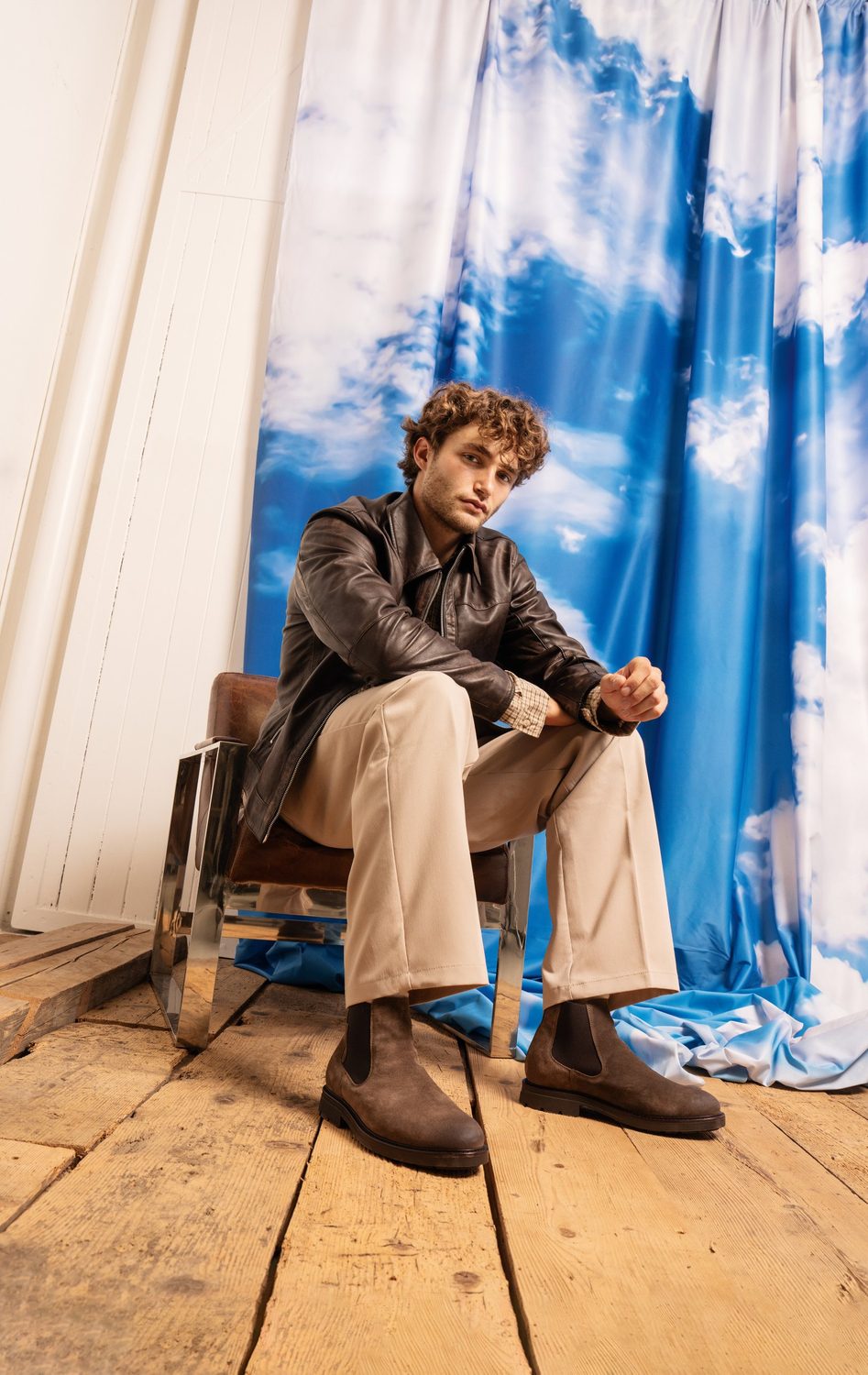 Pascal Sander in einer Lederjacke und Chelsea Boots, Botty-Herbstkampagne