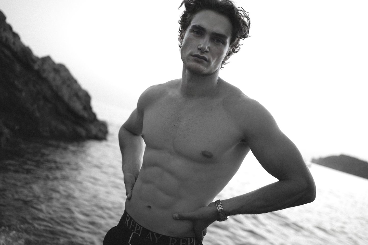 Pascal Sander ohne Oberteil am Meer, Replay, Schwarz-Weiss